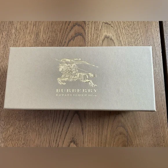 Burberry Box - Picture 1 of 5